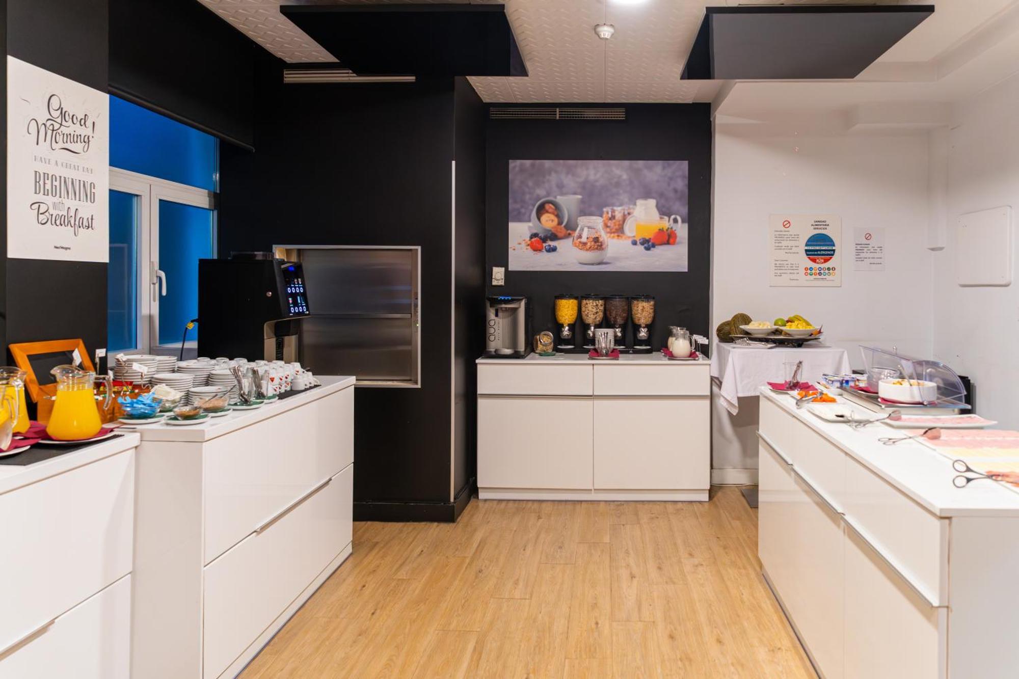 Neomagna Madrid Hotel Екстериор снимка