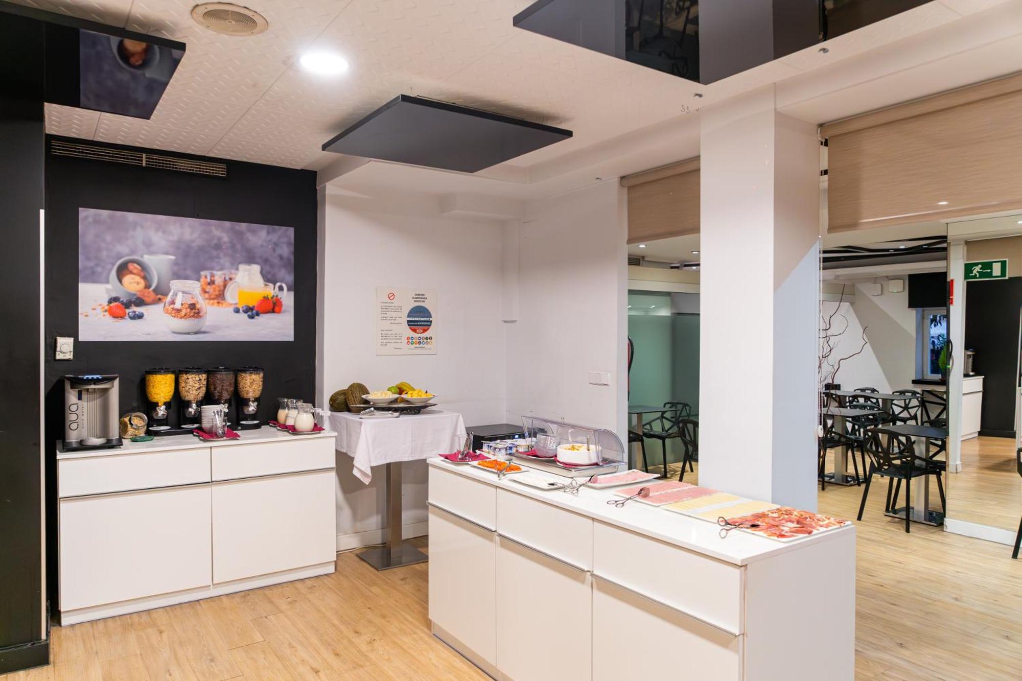 Neomagna Madrid Hotel Екстериор снимка