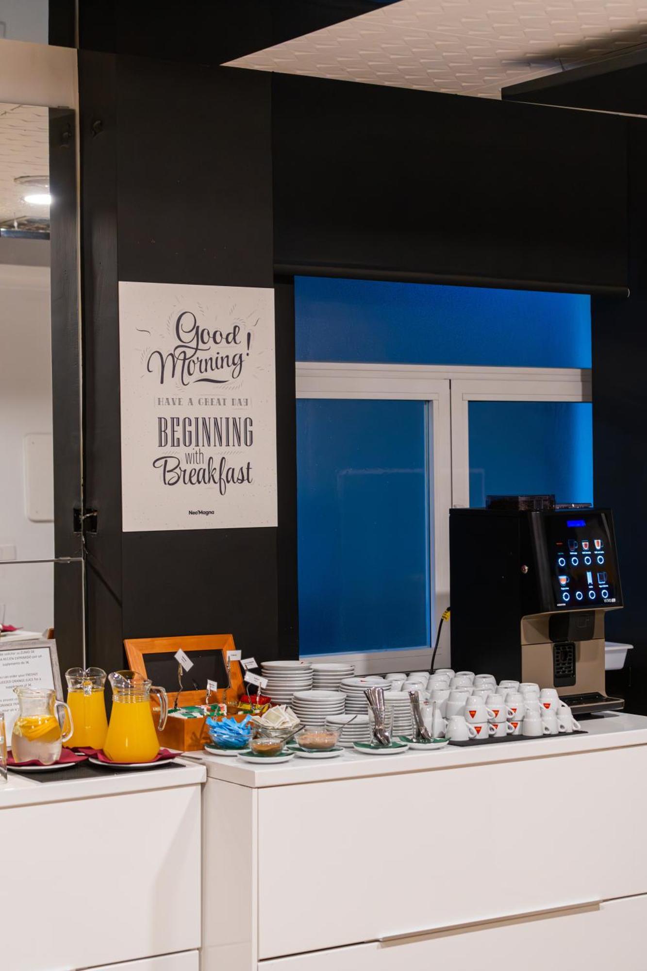 Neomagna Madrid Hotel Екстериор снимка
