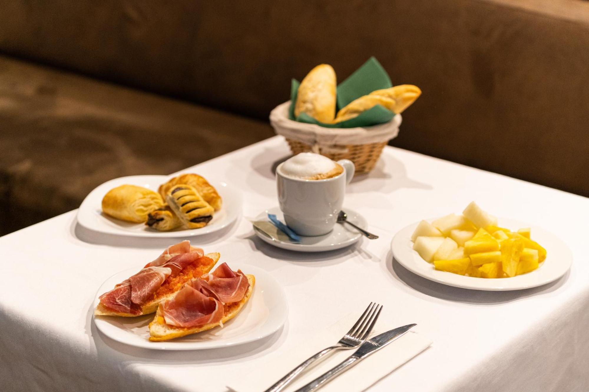 Neomagna Madrid Hotel Екстериор снимка